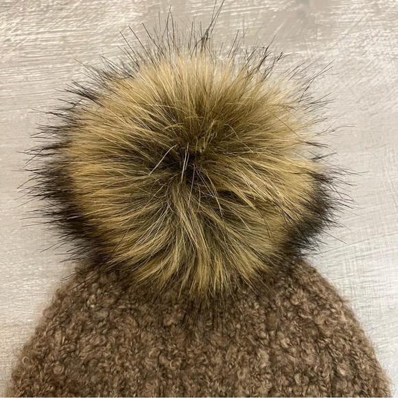 Aritzia Wilfred Free Women’s winter hat with genuine fur Pom Pom - Picture 4 of 8